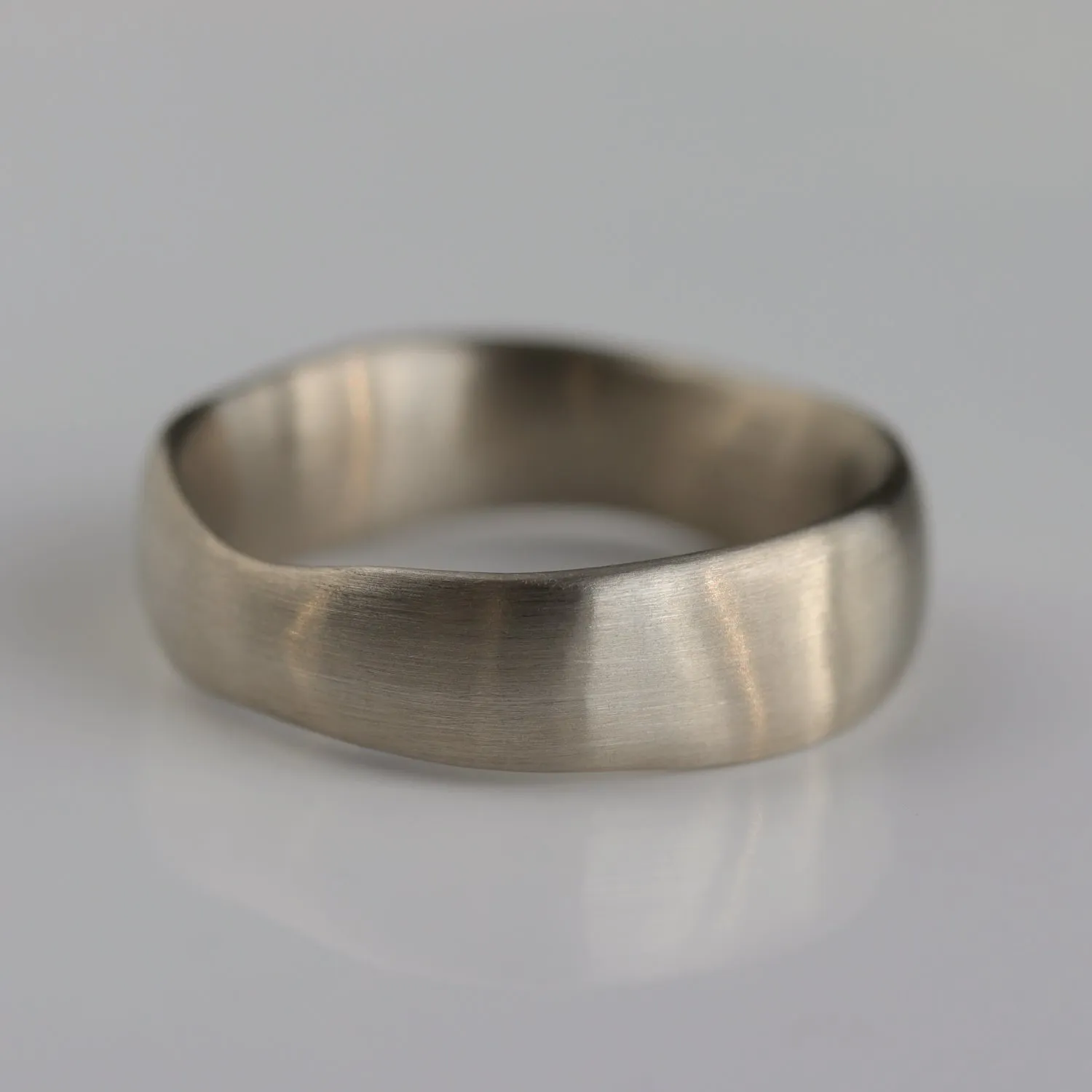 18k White Gold Medium Sculpted Band