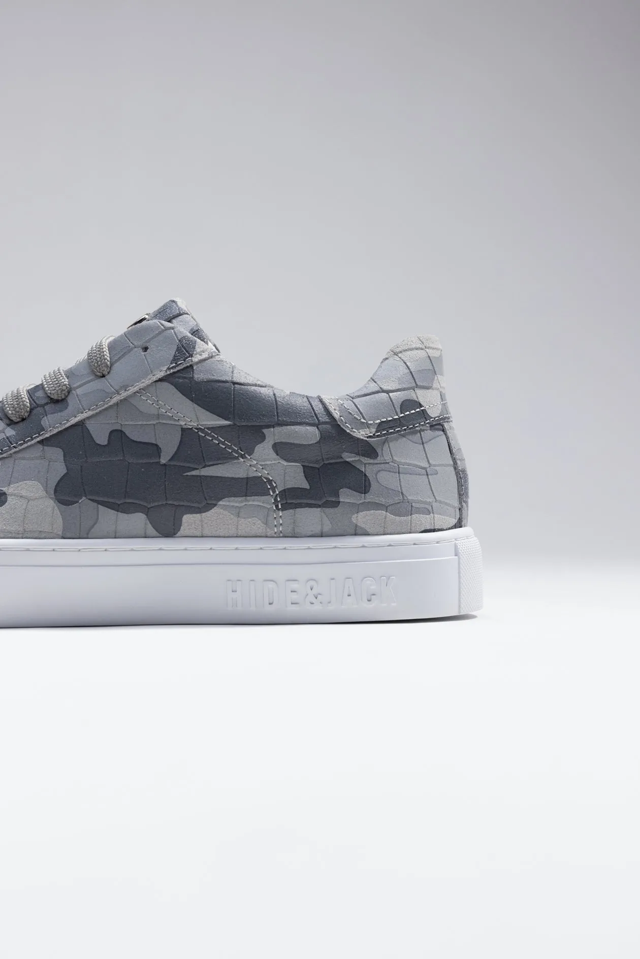 Essence Suede Grey Camouflage